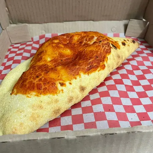 Calzone dorado recién horneado