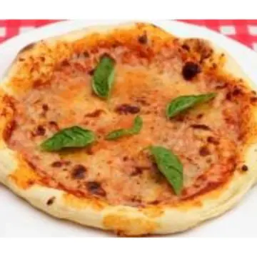 Pizza Margherita con albahaca fresca