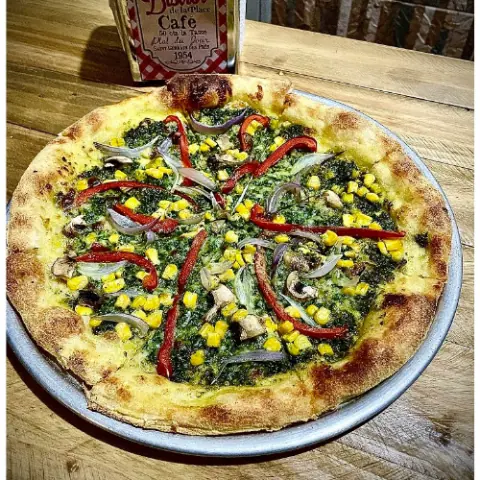 Pizza Mr. Grinch con pesto y vegetales