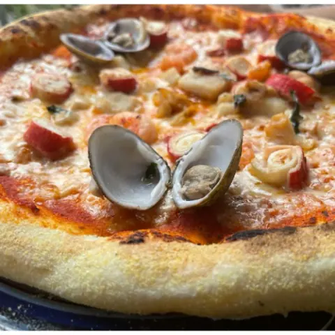 Pizza Porto Rosso con almejas y mariscos